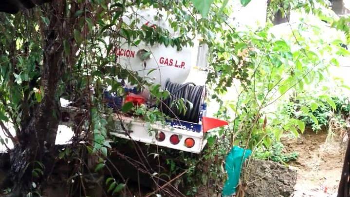 Pipa de gas LP termina en el patio de una vivienda de Huejutla tras supuesta falla mecánica