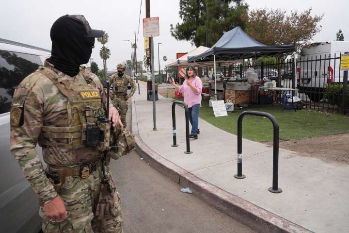 DHS anuncia que no cumplirá ley de California que prohíbe a agentes usar mascarillas