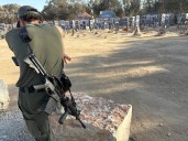 Víctimas que no olvidan y soldados que rezan bajo el ruido de las bombas