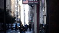 El gobierno de Milei vuelve a endurecer controles para evitar el desplome del peso