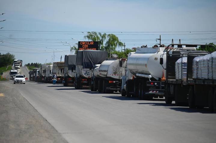 “Inusual para la época”. Se dispara el ingreso de camiones a los puertos cerealeros luego de la fugaz quita de las retenciones