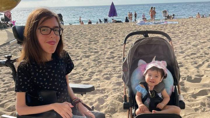 Sabela y Adhara, pacientes de una enfermedad degenerativa que afecta 1 de cada 10.000 nacidos: "Tener atrofia muscular sale muy caro"