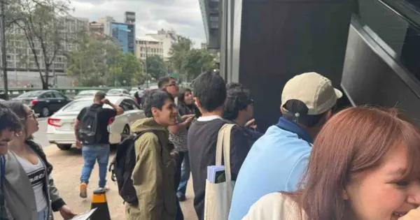Fans de Oasis en CDMX esperan afuera de su hotel por un autógrafo