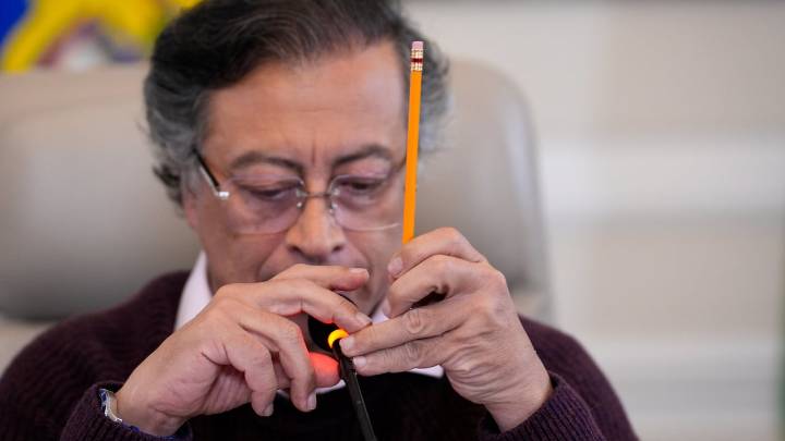 Gustavo Petro madrugó a despacharse contra Álvaro Uribe, David Luna, Bruce Mac Master, entre otros. También habló de su constituyente