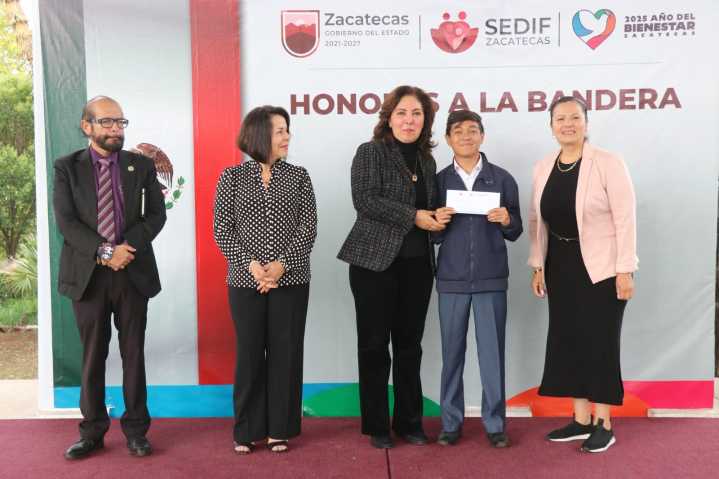 Entrega Presidenta de SEDIF apoyos económicos para salud, cultura y situaciones de emergencia