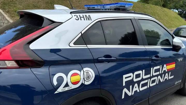 Detenido un policía daltónico por robar drogas incautadas que sustituyó cocaína por una vitamina rosa en uno de los cambiazos