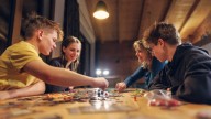 10 pasatiempos de la vieja escuela con los que crecieron los baby boomers y que ahora están en auge nuevamente
