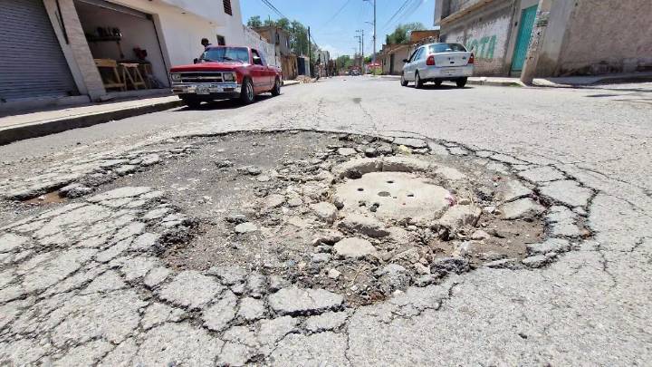 Vecinos de la colonia El Mezquital denuncian bache gigantesco