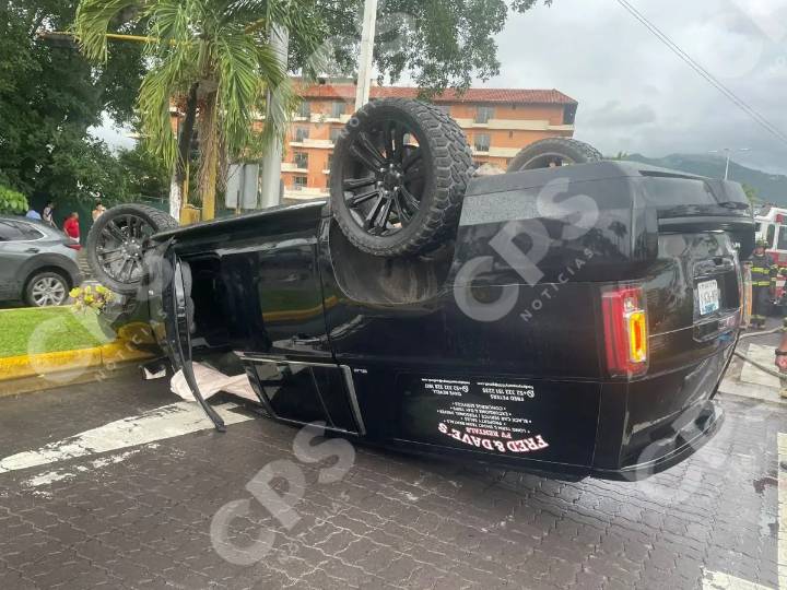 Aparatosa volcadura en avenida Medina Ascencio moviliza a autoridades y ciudadanos