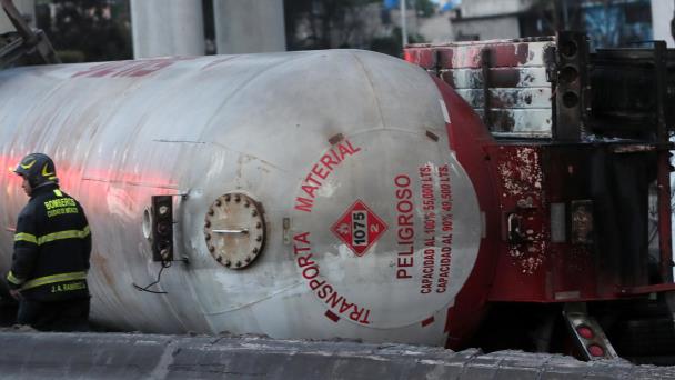 Sube a catorce la cifra de muertos por explosión de camión de gas en Ciudad de México