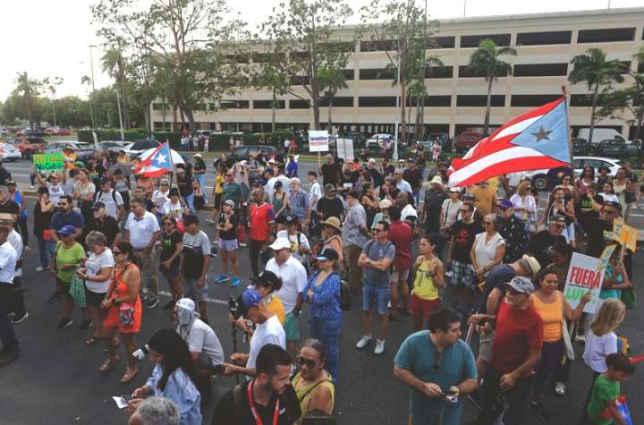 CIENTOS DE PUERTORRIQUEÑOS PROTESTAN CONTRA LAS MANIOBRAS MILITARES DE EEUU EN LA ISLA
