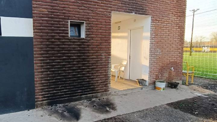 Ataque incendiario con bomba molotov a un complejo de canchas de fútbol 5