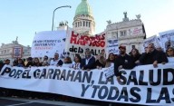 Un Milei golpeado enfrenta una multitudinaria marcha al Congreso contra los vetos