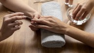 Swirl nails: la manicura artística y dinámica que conquista la primavera