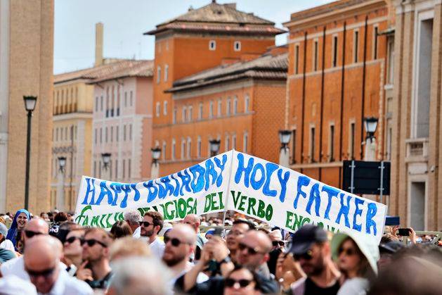 Pope thanks well-wishers as he gives noon blessing on his 70th birthday