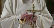 La “misa prohibida” vuelve al Vaticano: cardenal dará la espalda a los fieles y desafiará legado de Francisco