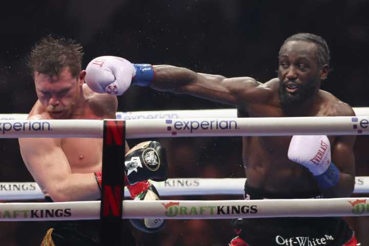 Crawford venció al “Canelo” y le arrebató los títulos súper medianos