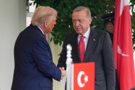 Trump recibe a presidente de Turquía y analiza levantar veto a ventas de F