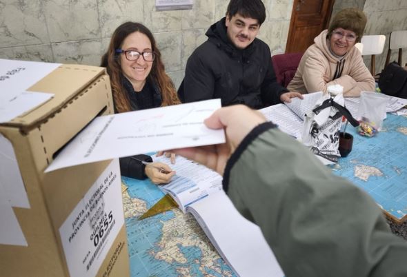 Elecciones en Provincia: perlitas, fugas y polémicas en las mesas