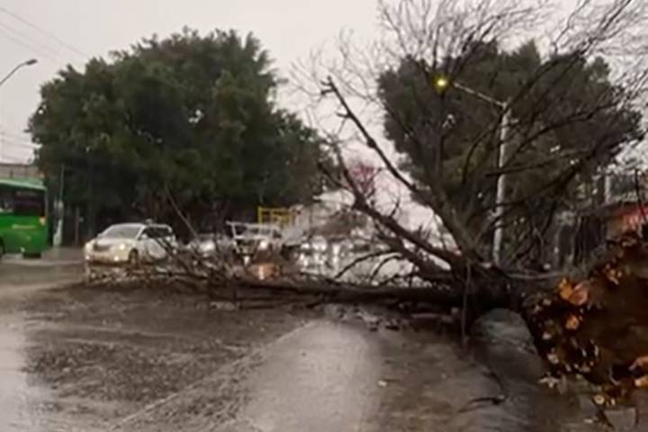 Lluvia deja dos personas arrastradas y más daños