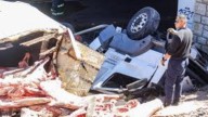 Tensión: un camión lleno de carne volcó, los vecinos intentaron saquearlo y fueron reprimidos