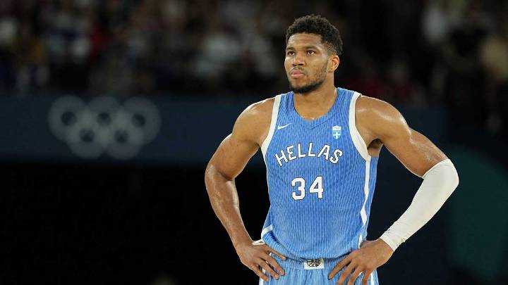 Giannis’ thunderous alley-oop caps off 37-point domination as Greece advances