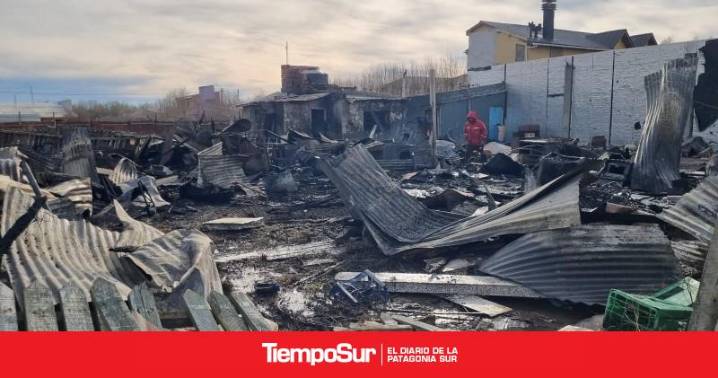 Siniestro Padre e hija escaparon de la llamas y se quedaron con lo puesto