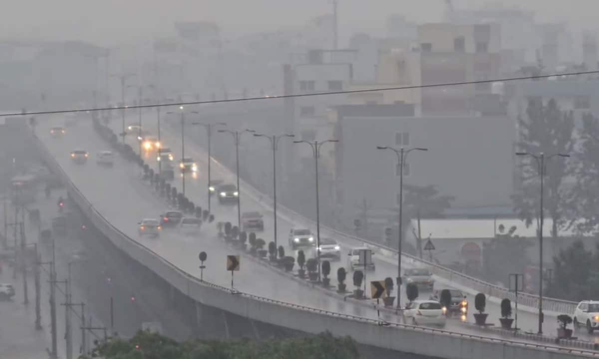 Hyderabad Heavy Rains: Traffic Paralyzed, Metro Overcrowded, Daily Life Severely Disrupted