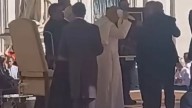 El papa León XIV se pone un cachirulo en la plaza de San Pedro