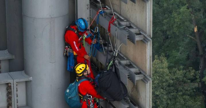 VIDEOS | Escalan activistas de Greenpeace la Estela de Luz y exigen protección de la Selva Maya