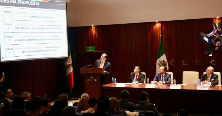Eruviel Ávila propone a Concamin colaborar en regulación de inteligencia artificial