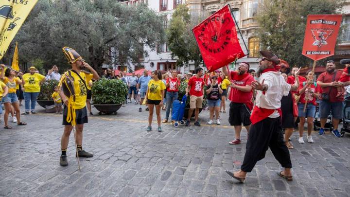 La 'penjada de blasons' abre las fiestas de Canamunt i Canavall