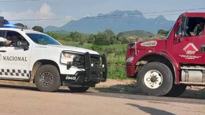 Roban tráiler y golpean al chofer en la autopista Tepic