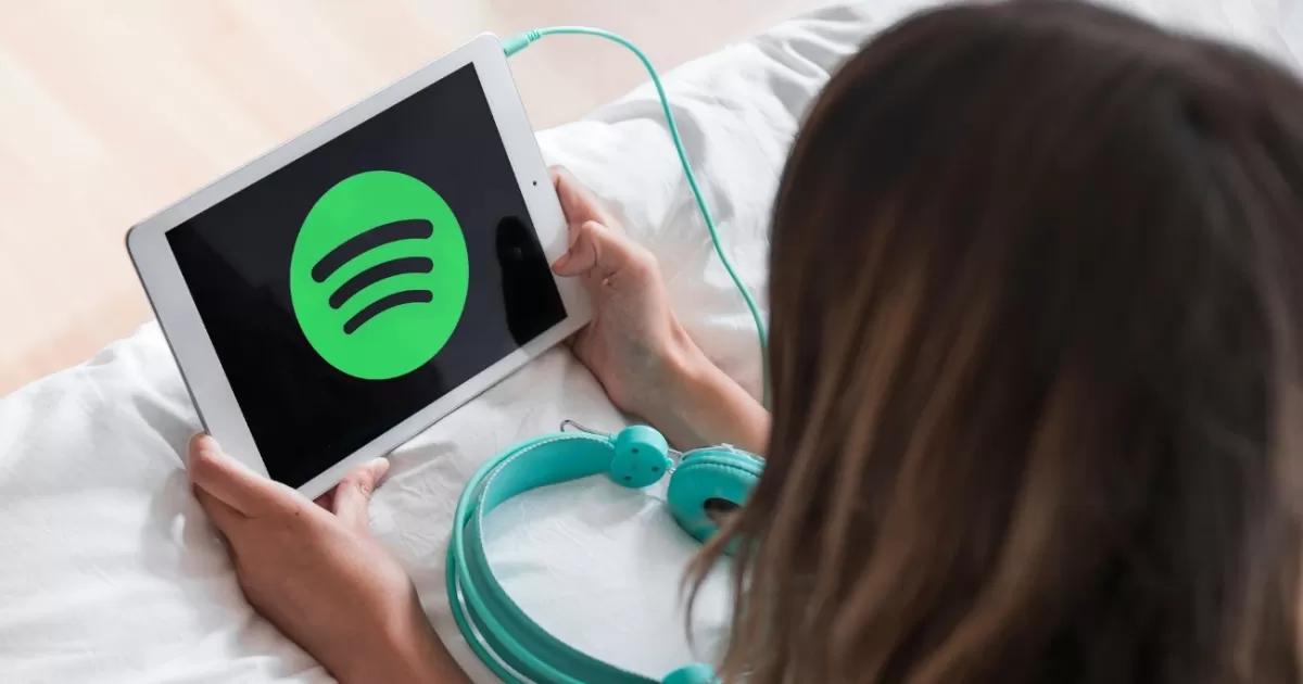 Nuevas medidas de Spotify buscan controlar el uso de inteligencia artificial en canciones