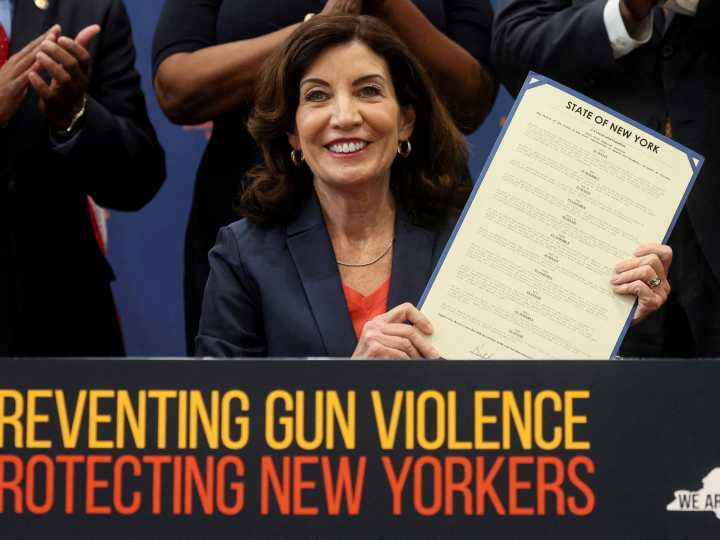 Nueva encuesta revela un dato clave sobre el nivel de aprobación de Kathy Hochul