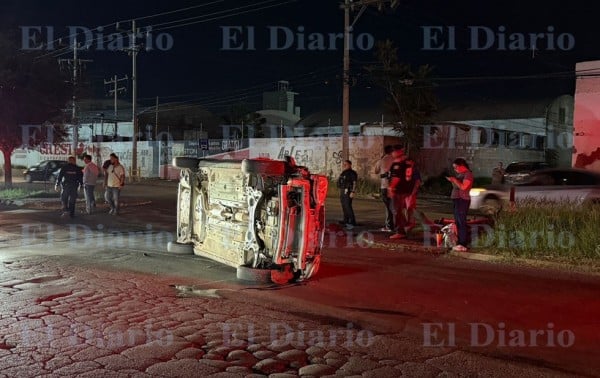 Dos lesionados tras choque y volcadura en cruce vial