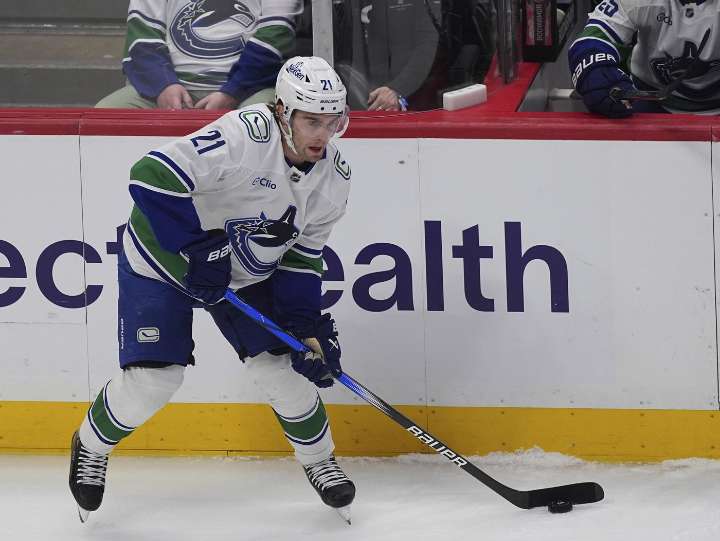 Canucks’ Hoglander scores before exiting in 3