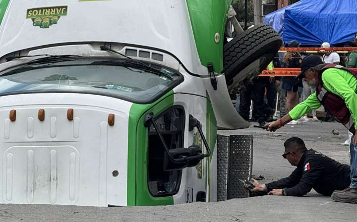 Megasocavón se traga a camión de Jarritos en Iztapalapa
