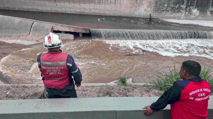 Autoridades reactivan búsqueda del joven Johangel Zúñiga de 22 años, motorizado que cayó en el río Guaire de Caracas