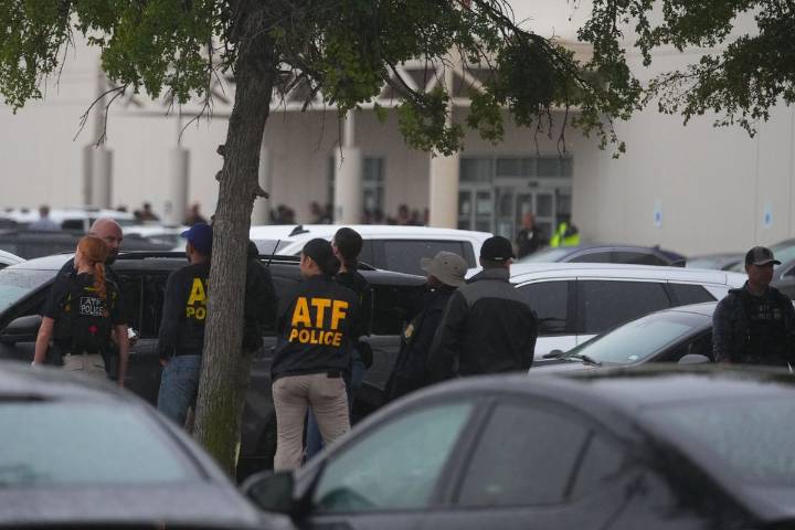 Balean a tres personas en instalaciones de ICE en Dallas, Texas; el agresor murió