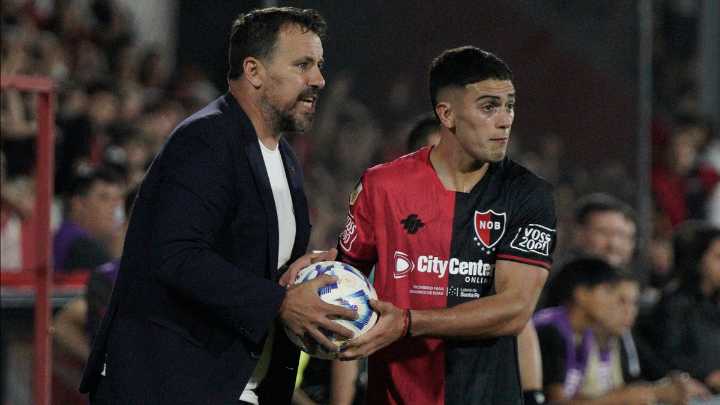 Fabbiani cambia la defensa de Newell's con un extraño movimiento de fichas que involucra a un marcador lateral