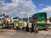 Tráiler impacta con el tren en la avenida Juan Escutia; conductor resulta ileso