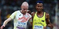 El noble gesto en el Mundial de Atletismo que recorre el mundo: se lastimó en los últimos metros y un rival lo ayudó a llegar hasta la meta