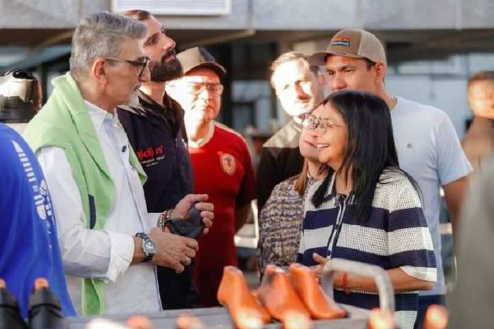 Delcy Rodríguez inspecciona producción en fábrica de calzados Kickers