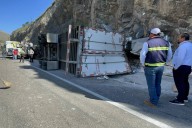 Vuelca tráiler en Los Chorros y derrama cargamento de polímeros