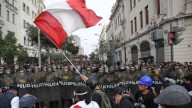 Se desata la violencia en Perú, policías lanzan gases lacrimógenos contra manifestantes