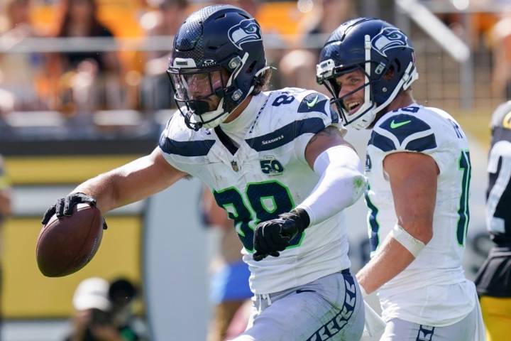Seahawks' George Holani turns the Steelers' blunder on a kickoff into a TD as Seattle wins 31