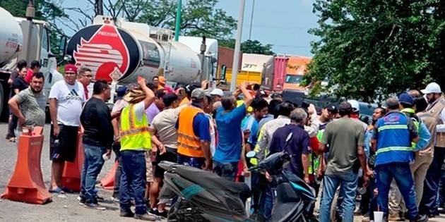 Reportan bloqueo en la aduana de Lázaro Cárdenas