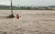 ¡Dramático! Así rescatan a un joven en India tras crecida del río Swarna (+Video)
