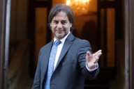 "El poder los hipnotizó": Lacalle Pou cargó contra Maduro en foro sobre democracia en Chile